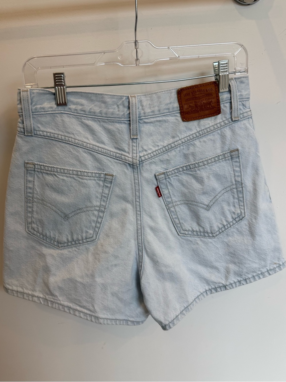 Levi's 80s Mom Shorts - Picture 2 of 5